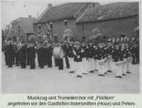 Musikkorps und Trommlerzug mit Fl&ouml;&ouml;tern